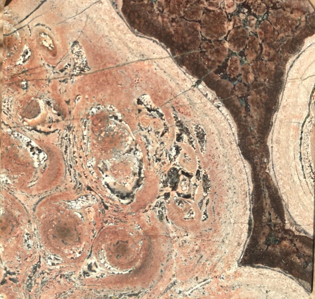 Sfærulittfels, Sande kalderaen